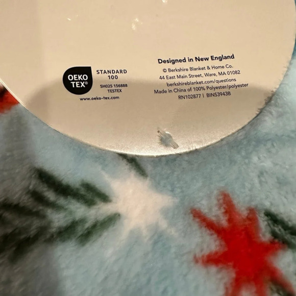 New Berkshire kitty cat creations & Santa clause super soft plush throw 50”x70 - Picture 8 of 8